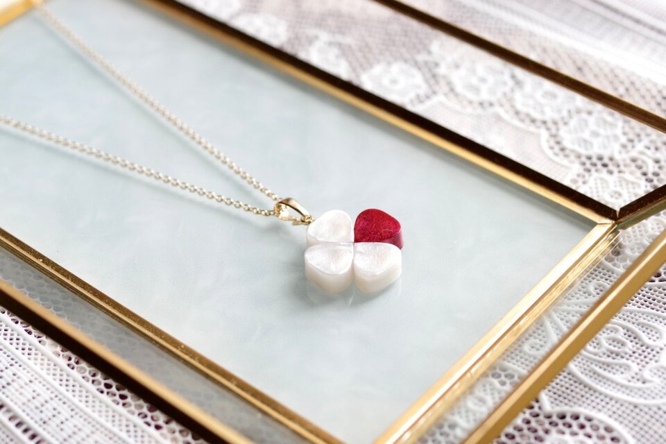 【受注製作】レジンアート　クローバーのペンダント〈独りの愛〉