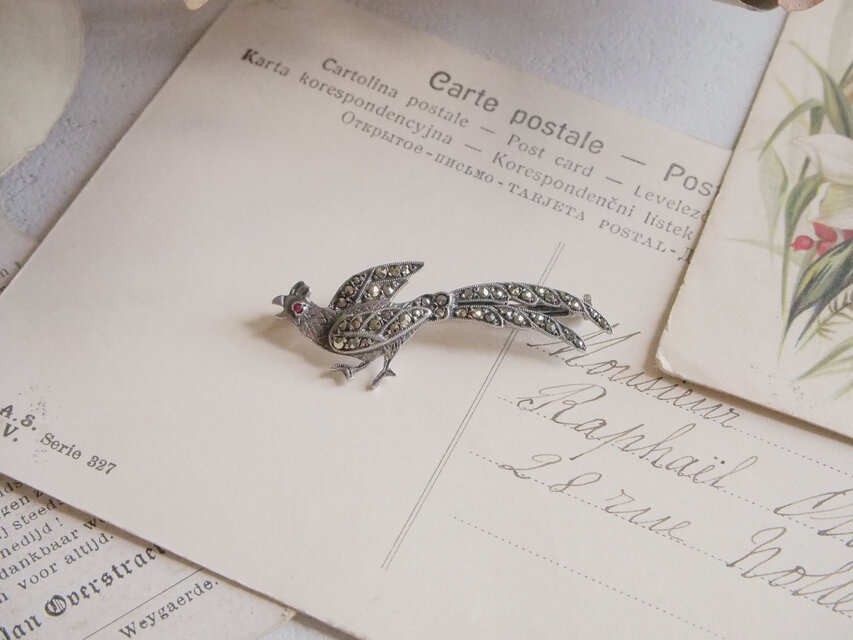 赤い目をしたキジのような鳥のブローチ