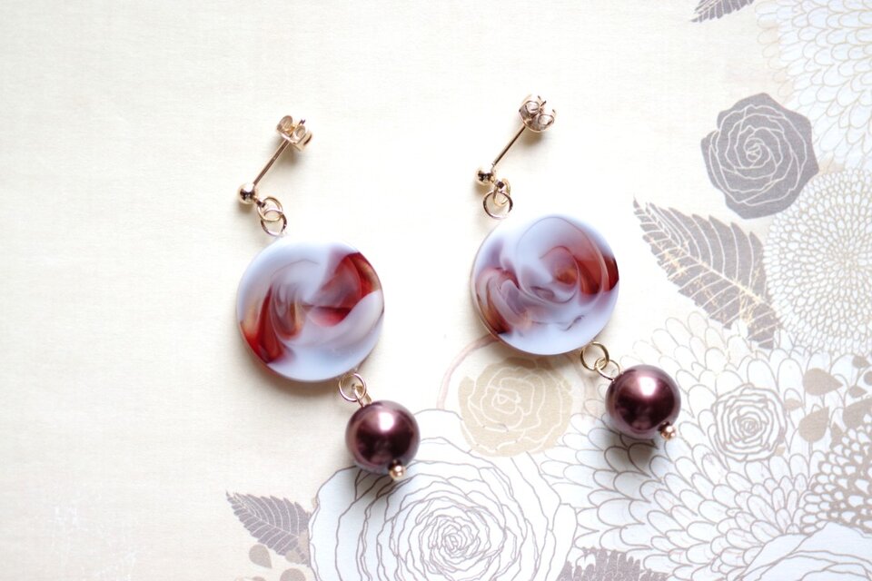 レジンアート　ラウンドモチーフとガラスパールのピアス〈秋のギャラリー〉