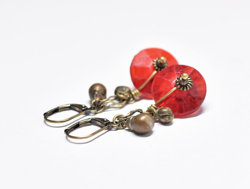 真っ赤なディスク型アンティークボヘミアビーズと民族鈴のピアス