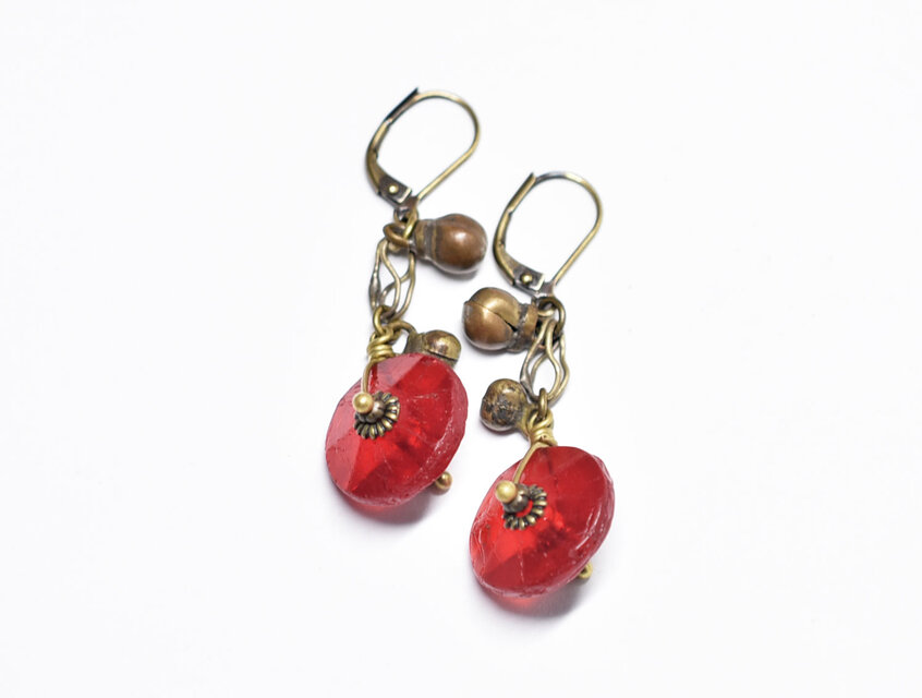 真っ赤なディスク型アンティークボヘミアビーズと民族鈴のピアス