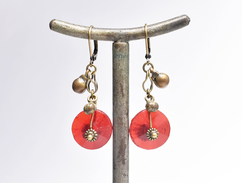 真っ赤なディスク型アンティークボヘミアビーズと民族鈴のピアス