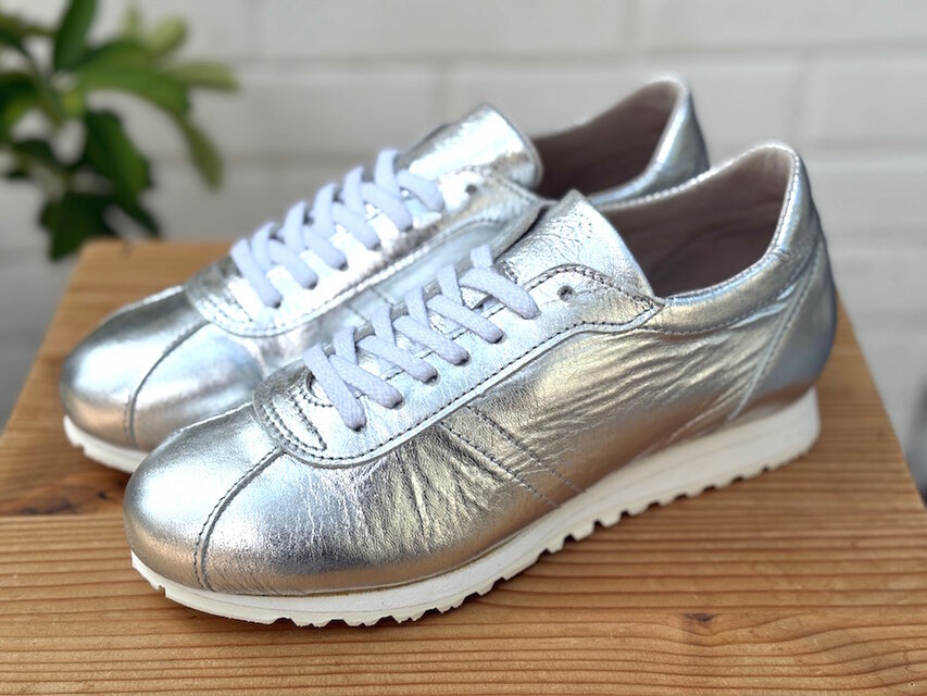 ALLシルバー 本革【１点物】即納可 サイズ22.5〜23cmのみ EMAのスニーカーがお得に！