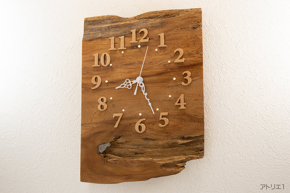 本屋久杉ならではの緻密な木目と洞（うろ）で、屋久杉千年の息遣いを感じさせる大きな掛け時計