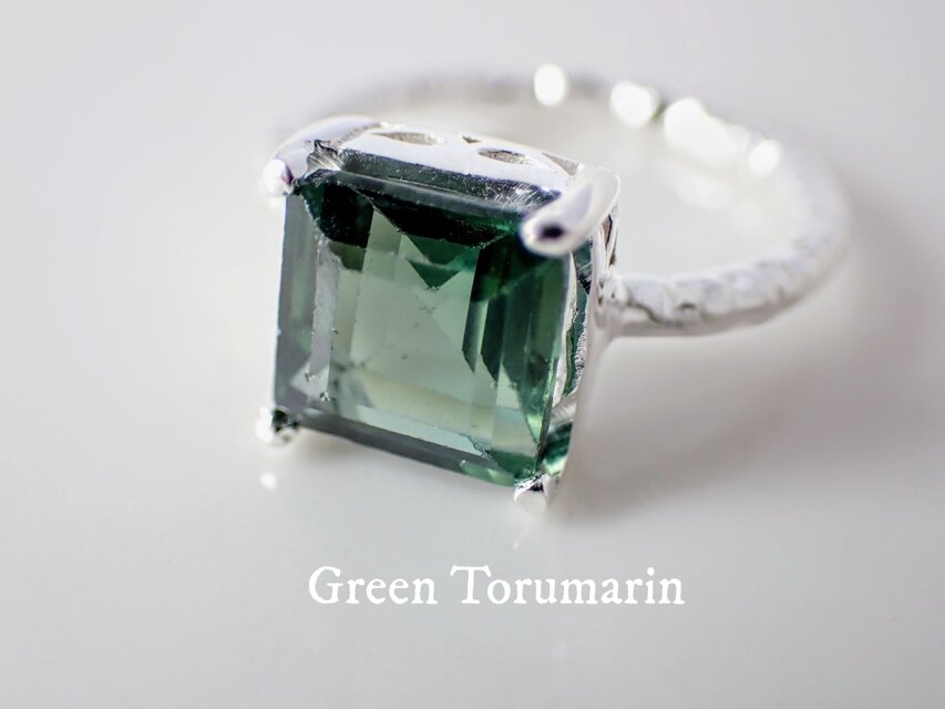 New『グリーントルマリン』の世界でひとつの天然石リング