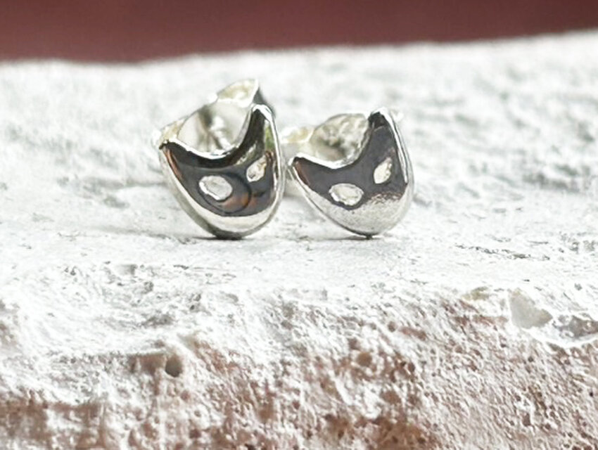 SV925 銀の猫フェイススタッドピアス◇ Pure Gold Cat Face・溶接個所なし（片耳分）