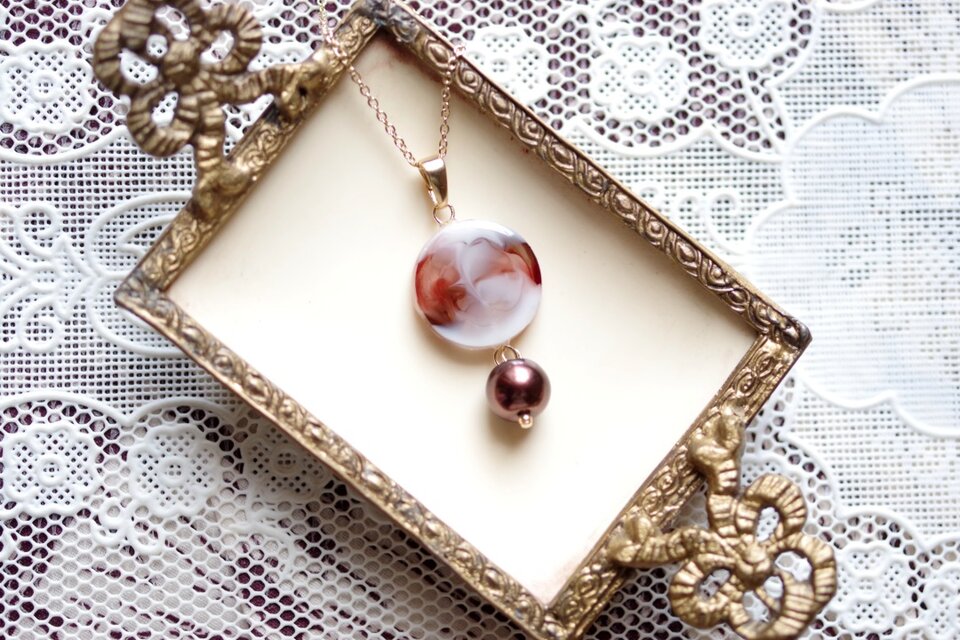 【受注製作】レジンアート　ラウンドモチーフとガラスパールのペンダント〈秋のギャラリー〉