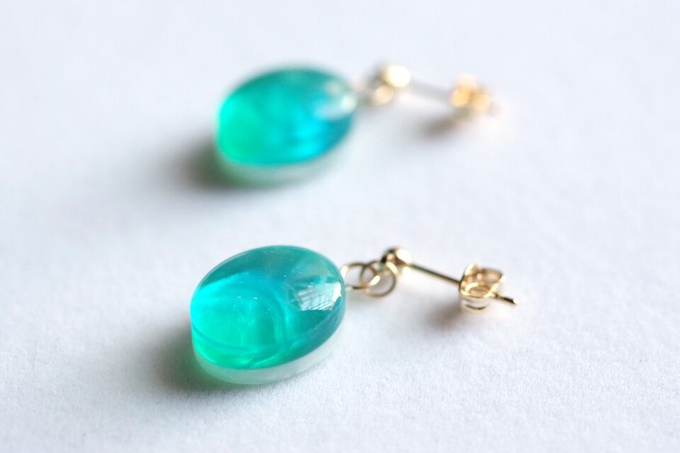 レジンアート　オーバルピアス〈永久なる調べ〉