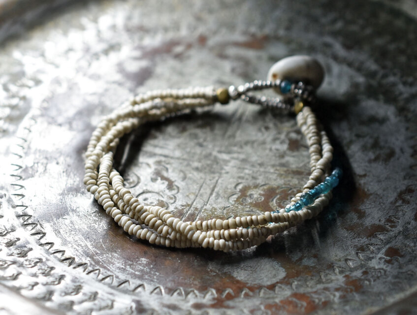 アンティークホワイトシードビーズとエメラルドブルーアンティークビーズの4連ブレス（貝留め金）