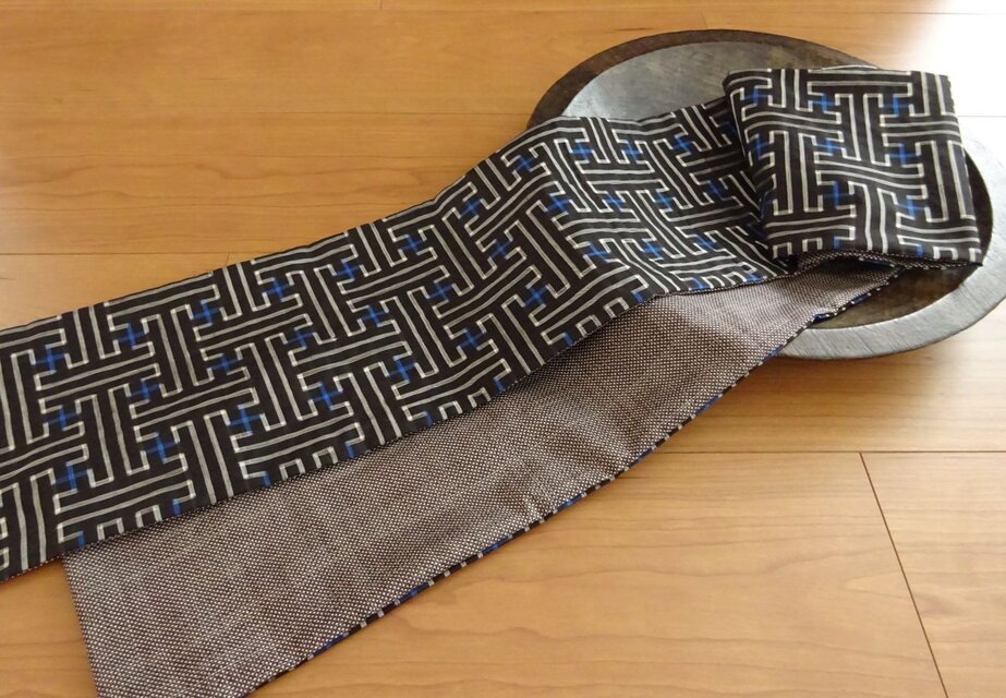 伝統柄を楽しむ大島スカーフ（秋名バラ）