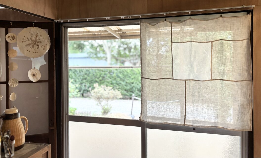 やわらかな窓辺に｜生成りと白のリネンつぎはぎクロス(90×90)