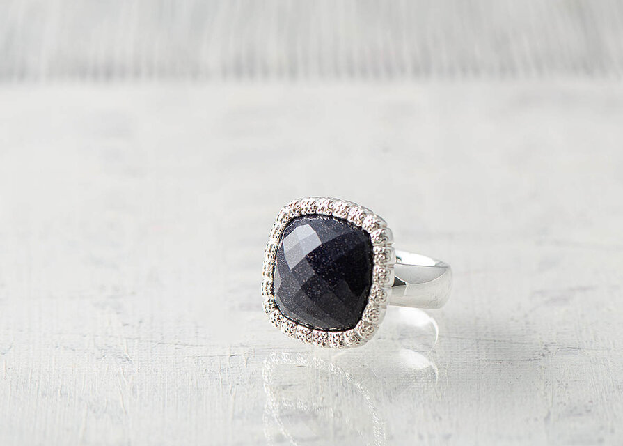 Délice carré grain （デリス・カレ・グラン）ブルーゴールドストーンのシルバーリング