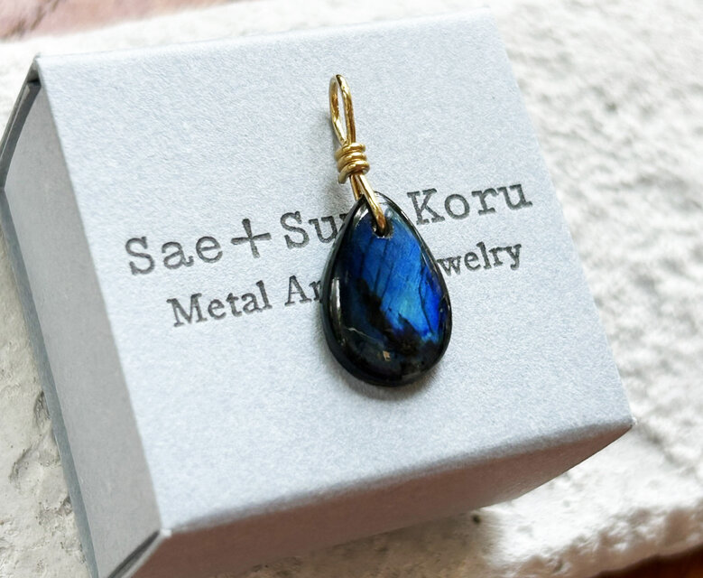 K２４純金◇フィンランドの宝石◇スペクトロライト（スペクトルライト）ペンダントトップ