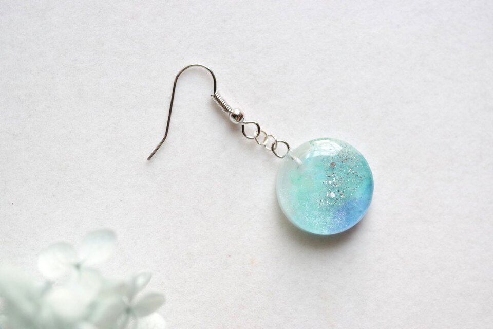 レジンアート　ラウンドピアス〈水神の踊り〉