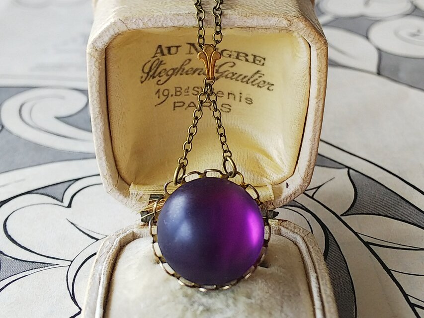 ヴィンテージ　深いパープルが美しい円い一滴のネックレス