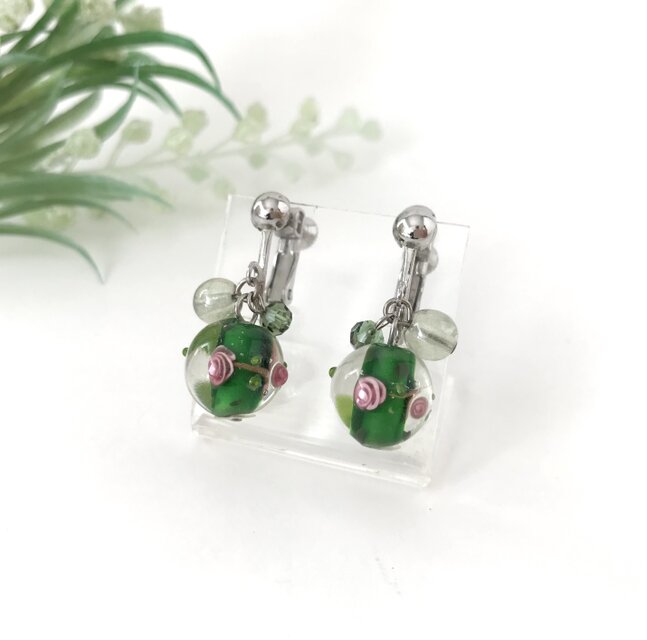 とんぼ玉 の シャボン玉 イヤリング　エメラルド グリーン 緑 クリア 透明感 しゃぼん玉