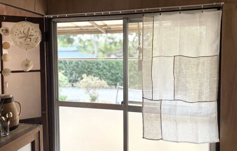 日常を飾る布｜生成りと白のリネンつぎはぎクロス(120×70)