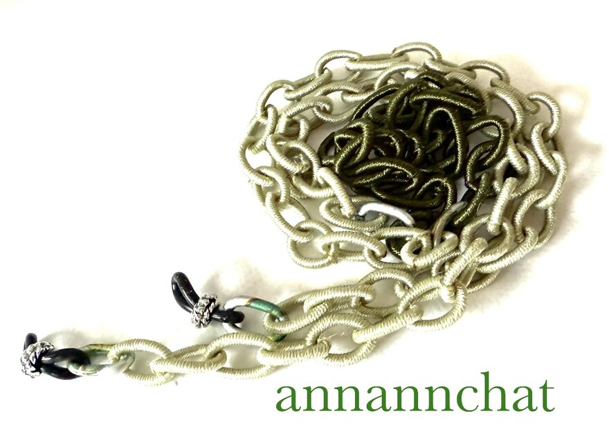 【超軽　糸でできたチェーン　2色(パールグリーン・オリーブ）の グラスコード】男性にも　