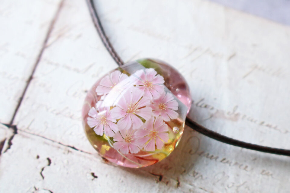 コスモスのとんぼ玉ガラスペンダント　金箔入り