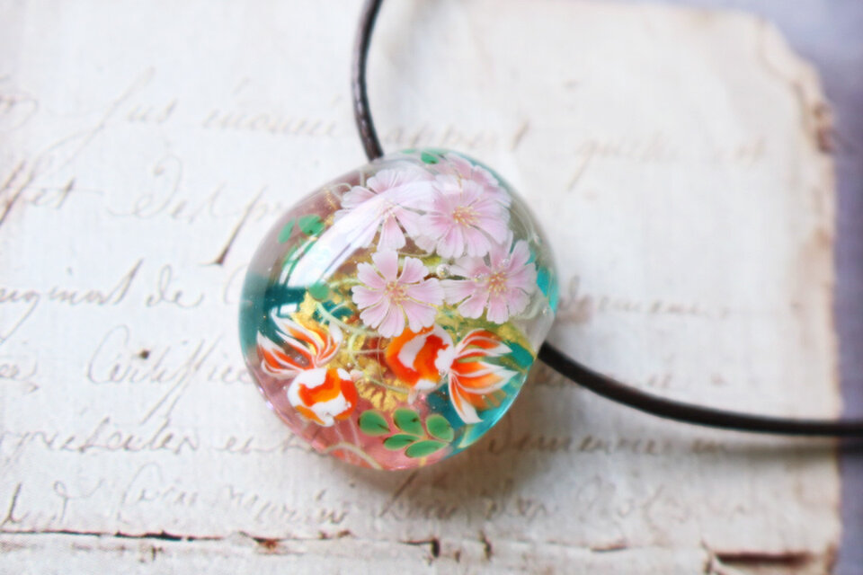 コスモスと金魚のとんぼ玉ガラスペンダント　金箔入り