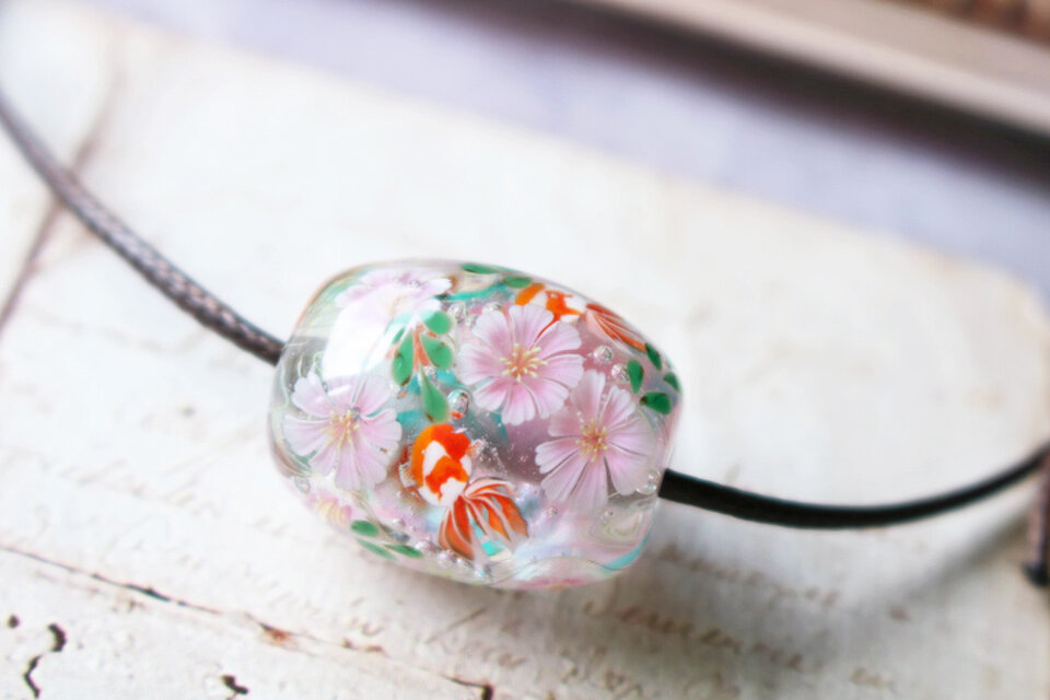 コスモスと金魚のとんぼ玉（ガラス玉）泡入り