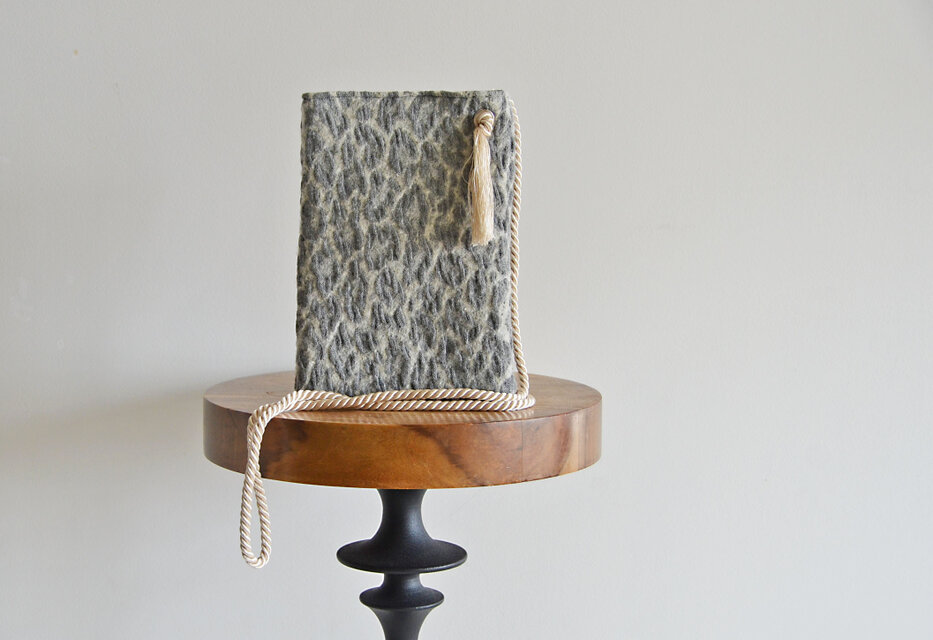 1点限定！イタリア製 レオパードウールジャガード　２WAY　スマホポーチ　グレーエクリュ　 　スマホショルダー　ギフトにも◎