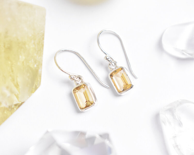レモン色に輝く黄水晶シトリンのシルバーピアス　シルバー925　天然石　ピアス
