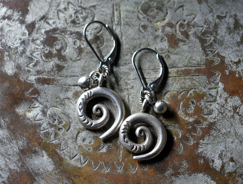 刻印入り渦巻きカレンシルバーとインドシルバー鈴のピアス
