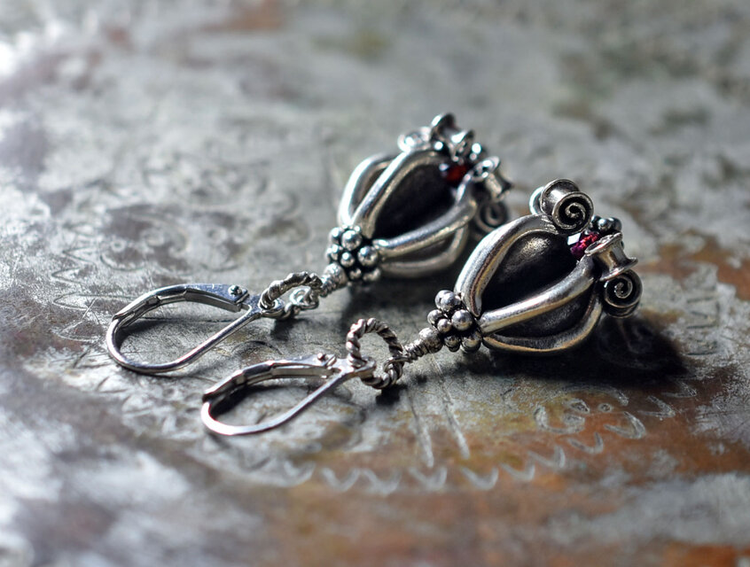 ドークラックカレンシルバー、ガーネットのピアス