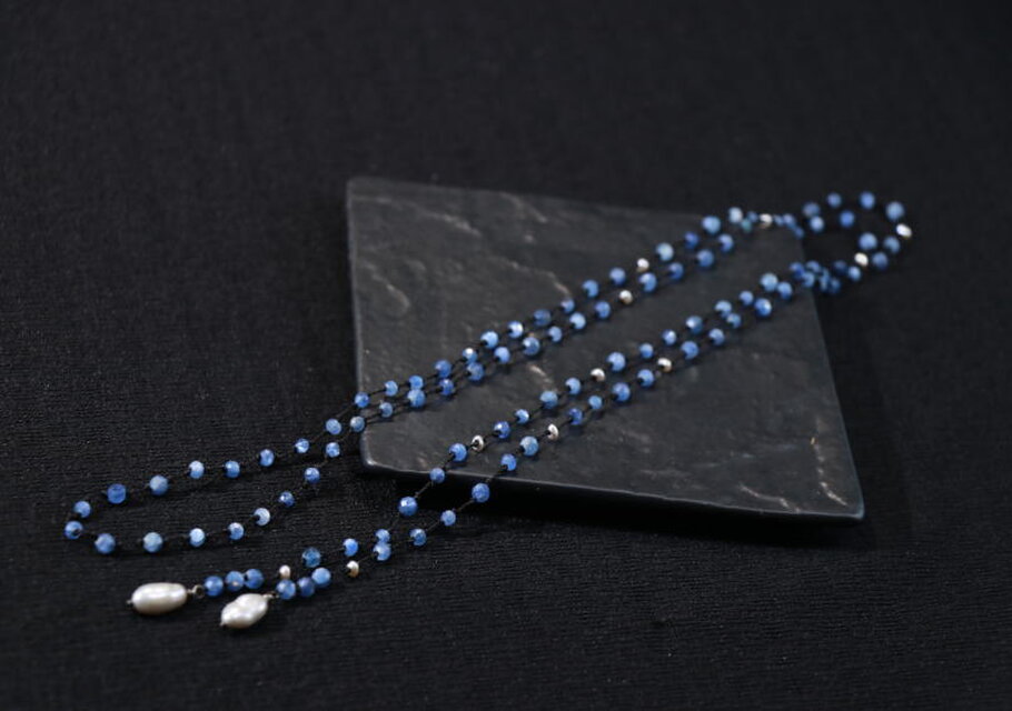 カイヤナイトとグレーパールのコードラリエット