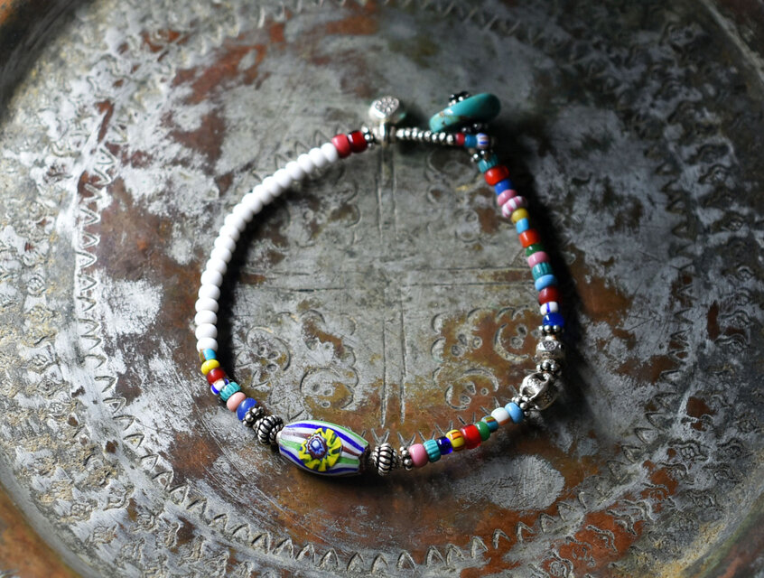 ヴェネチアメロンシェブロンビーズとホワイト＆多彩アンティークヴェネチアビーズ、カレンシルバーのブレス（ターコイズ留め金）