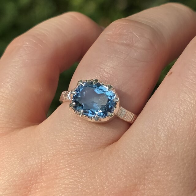 ロンドン ブルートパーズ オーバルカット 4.36ct ミルククラウン ロンドン ブルートパーズ オーバルカット 4.36ct ミルククラウン