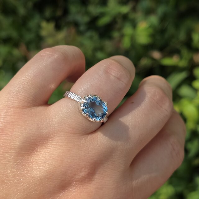 ロンドン ブルートパーズ オーバルカット 4.36ct ミルククラウン