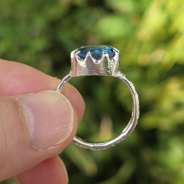 ロンドン ブルートパーズ オーバルカット 4.36ct ミルククラウン