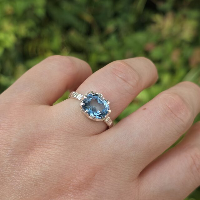 ロンドン ブルートパーズ オーバルカット 4.36ct ミルククラウン