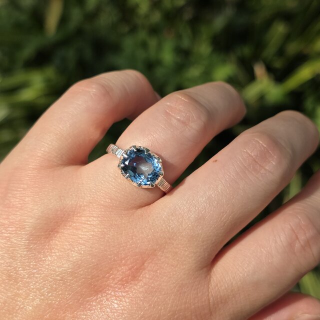 ロンドン ブルートパーズ オーバルカット 4.36ct ミルククラウン