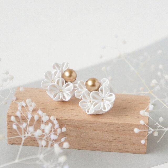 白桜 / ピアス / 白色 金色 フォーマル 和装 結婚式 入学式 卒業式 和