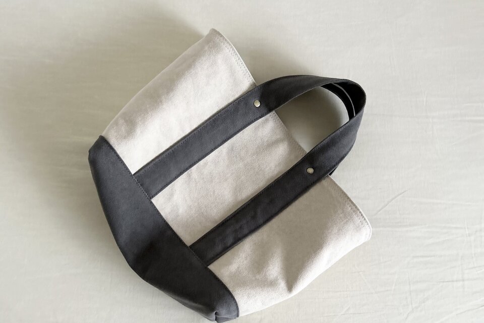 TOTE BAG -bicolor- (M) / ecru × smokygray