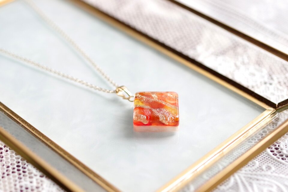 レジンアート　スクエアペンダント〈世界の果ての昼下がり〉