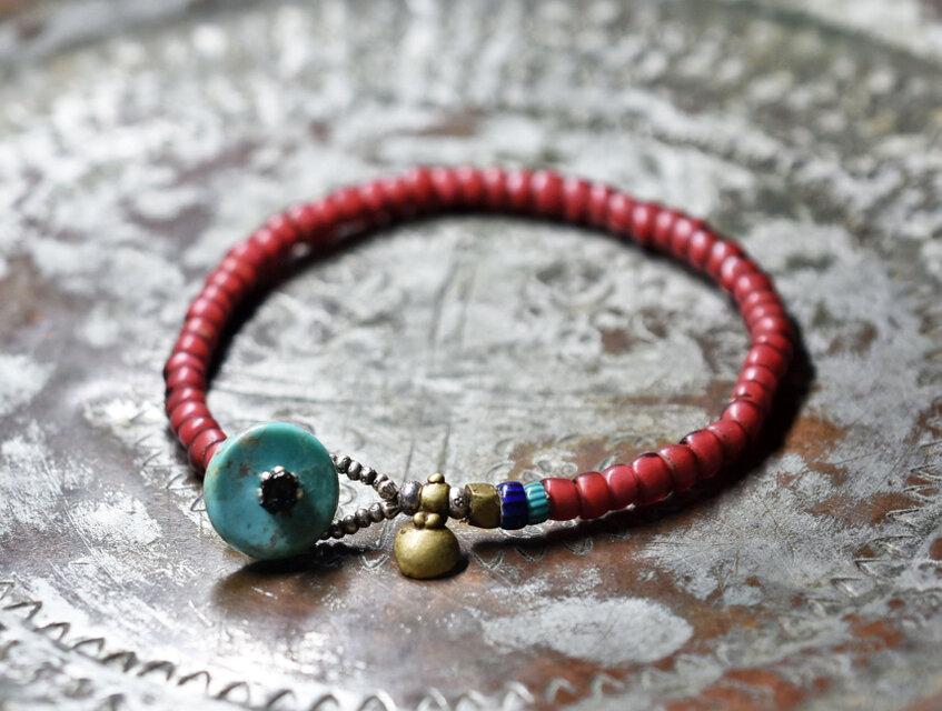 アンティーク金赤ホワイトハーツとターコイズブルー＆ブルーシェブロンのブレス（ターコイズ留め金）