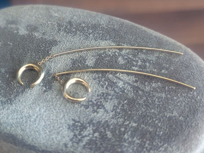 K18 外れない快適ピアス！ チェーンフックの三日月ピアス | iichi 日々