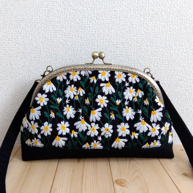 長財布も入る大きめ　花柄刺繍のがま口ショルダーバッグ　25cm口金　デイジー　ブラック　361