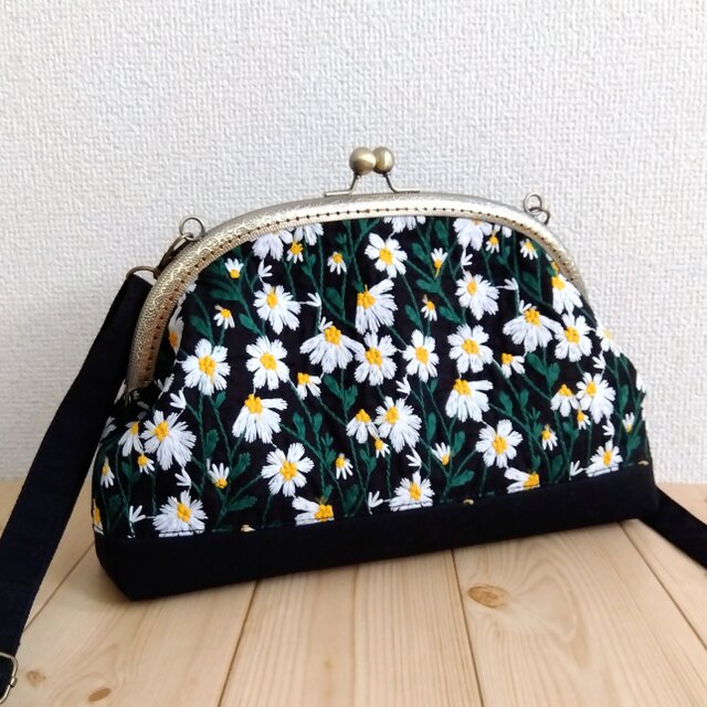 長財布も入る大きめ 花柄刺繍のがま口ショルダーバッグ 25cm口金