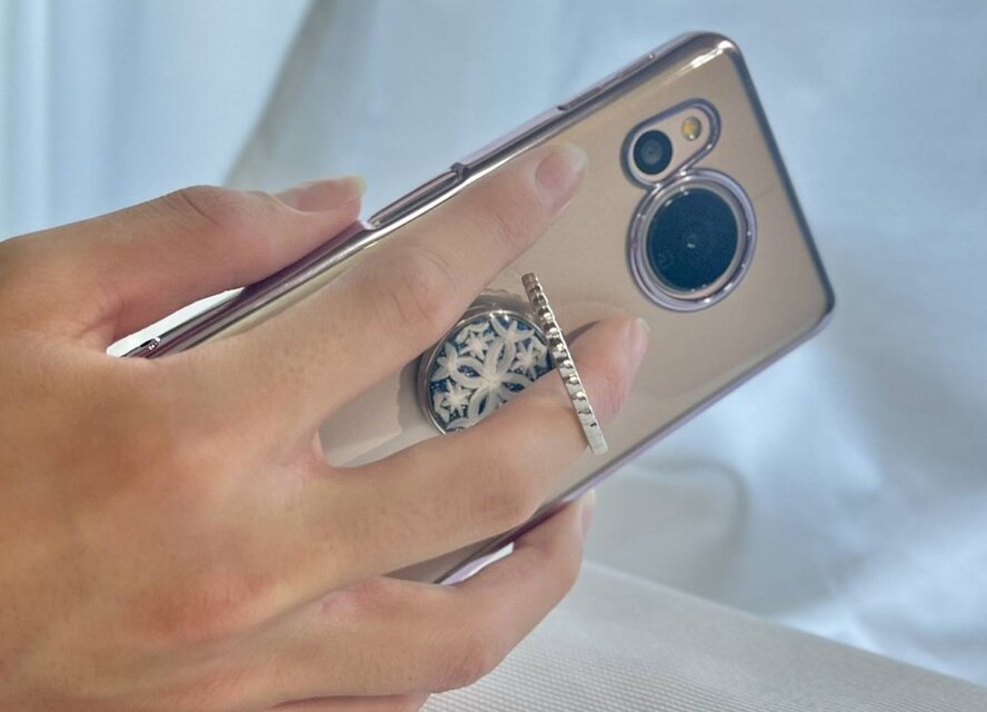 青い彼岸花＊手描きレジンのスマホリング | iichi 日々の暮らしを