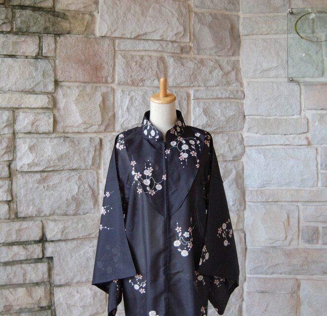 レトロクラシカル　黒地に桜　大正ロマンの雰囲気　着物スリーブワンピース　着物リメイク　一点物