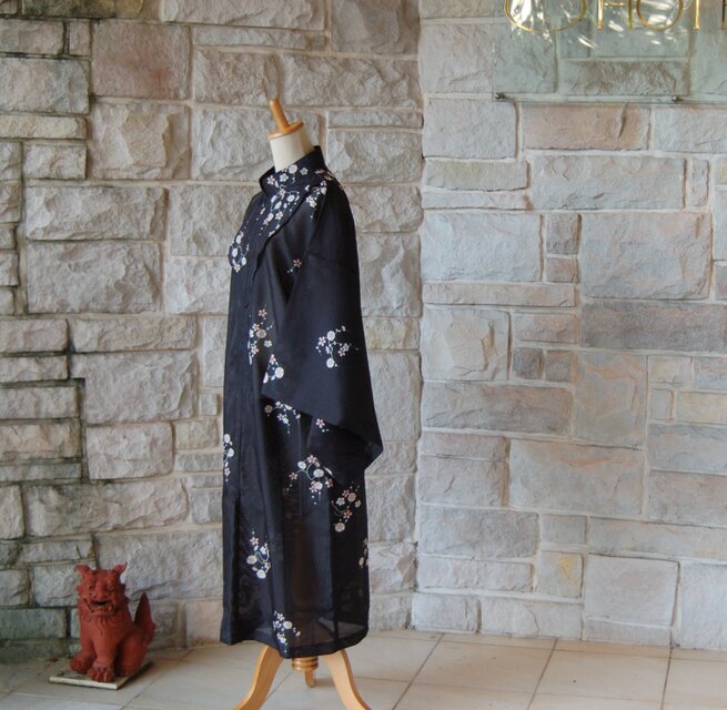 レトロクラシカル 黒地に桜 大正ロマンの雰囲気 着物スリーブ