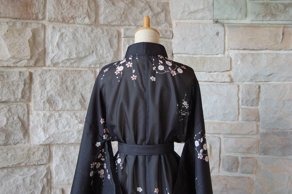 レトロクラシカル 黒地に桜 大正ロマンの雰囲気 着物スリーブ