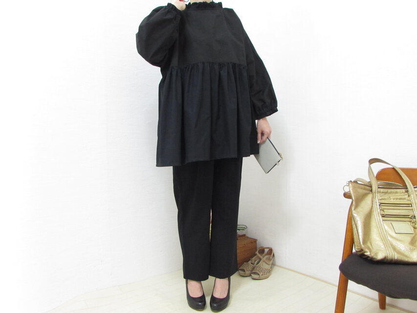 2849優雅な佇まいのフリルギャザーブラウス - 黒の格子柄に包まれて