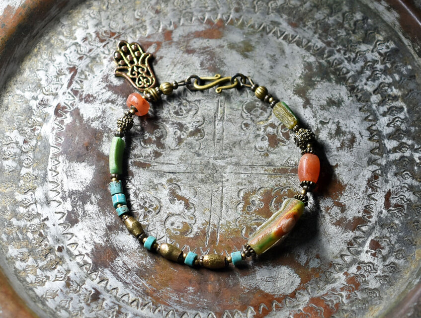 アイ模様ローマングラスとアフリカ出土カーネリアン、民族ブラスとターコイズ、ハムサチャームのブレス