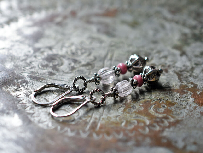 アンティークグーズベリーとピンクマサイ、巾着カレンシルバーのピアス